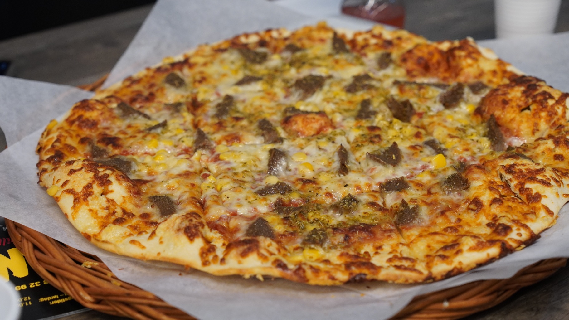 Nybakt håndlaget pizza med kebab og mais fra Favoritten Pizza & Grill i Konnerud, Drammen