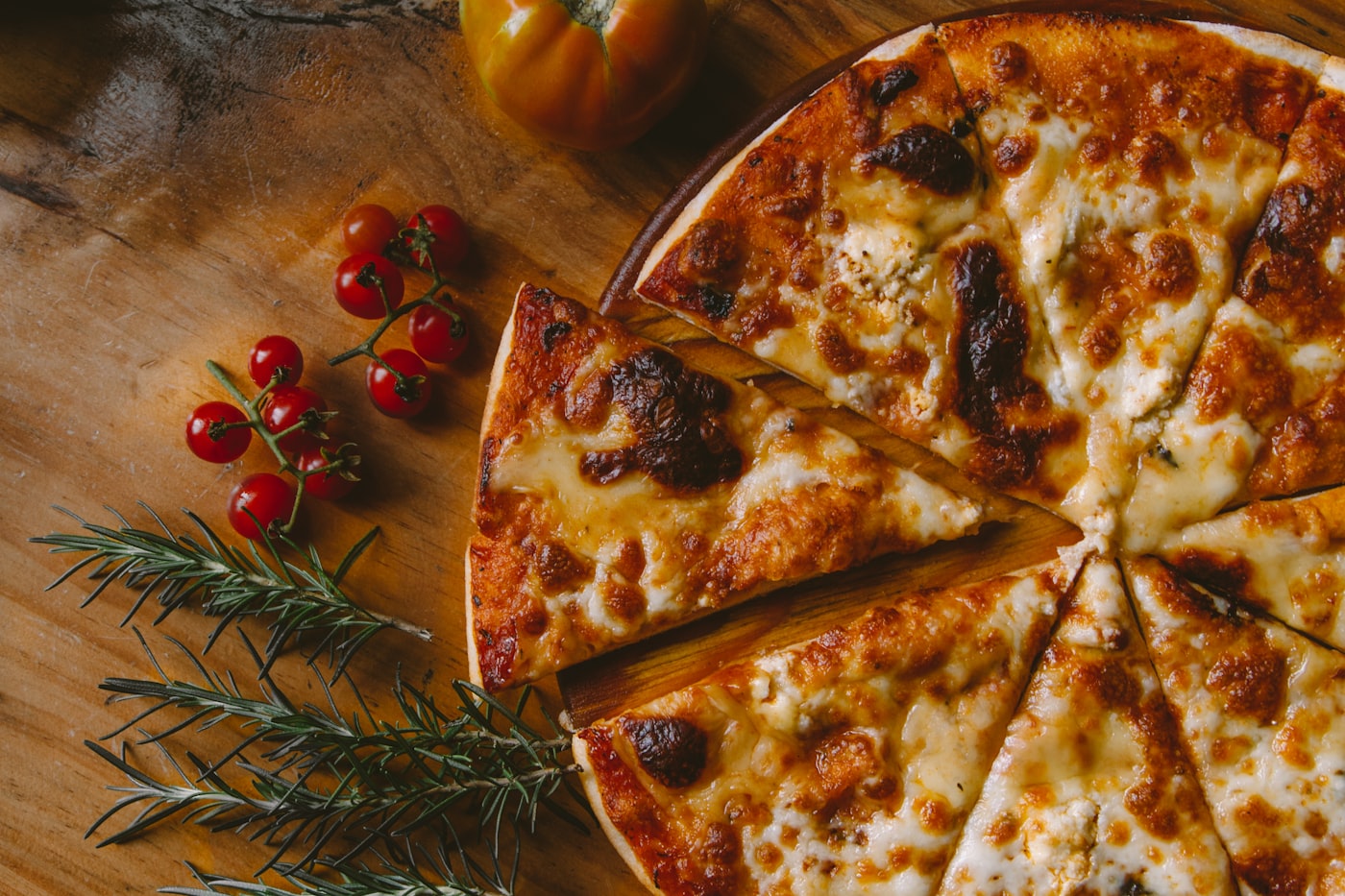 håndlaget pizza — Favoritten Pizza & Grill Drammen